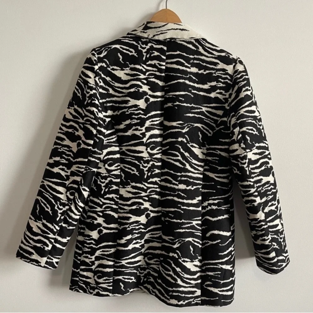 Chico’s Black & White Zebra Printed Jacket Size 1/Medium - Picture 2 of 4